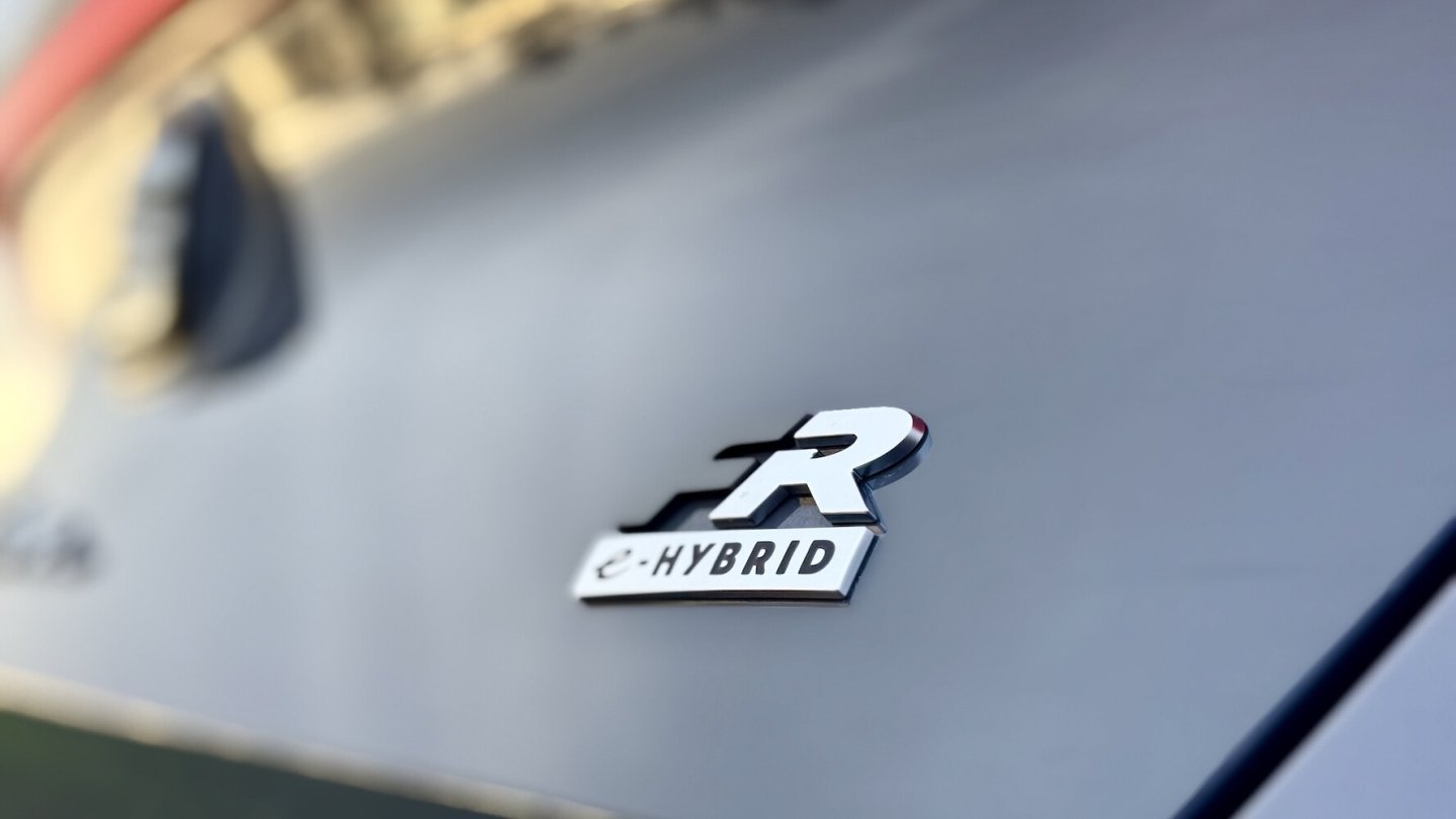 Der Plug-in Hybrid ist bei Seat an die höchste Ausstattungslinie FR gekoppelt. Der Plug-in Hybrid ist bei Seat an die höchste Ausstattungslinie FR gekoppelt.