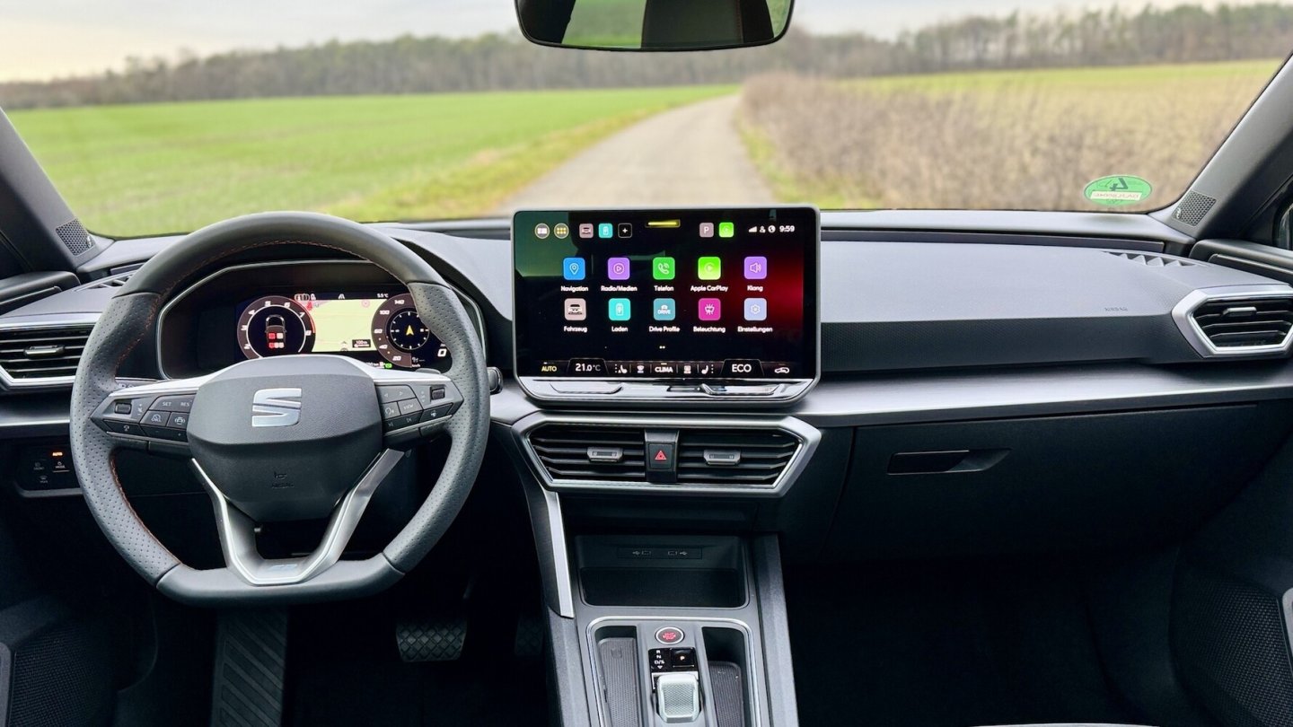 Die Größe des zentralen Displays steigt auf bis zu 12,9 Zoll, die Software ist neu. Die Größe des zentralen Displays steigt auf bis zu 12,9 Zoll, die Software ist neu.