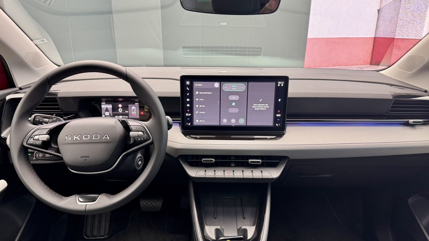 Bekanntes Skoda-Design am Cockpit mit 13-Zoll-Touchscreen und Slider für die Audio-Lautstärke.