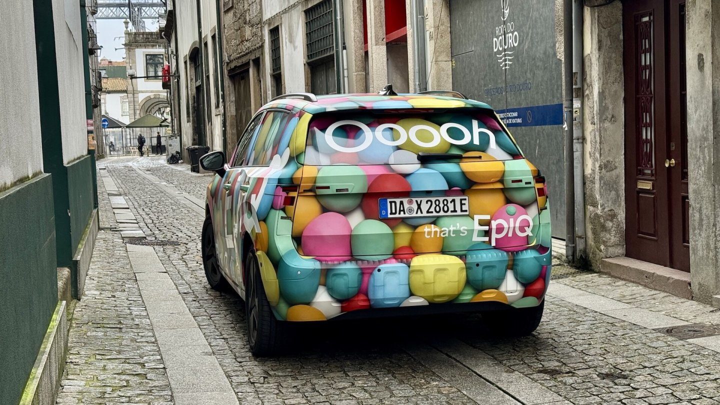 Erste Ausfahrt mit dem noch folierten Skoda Epiq in der Küstenstadt Porto.