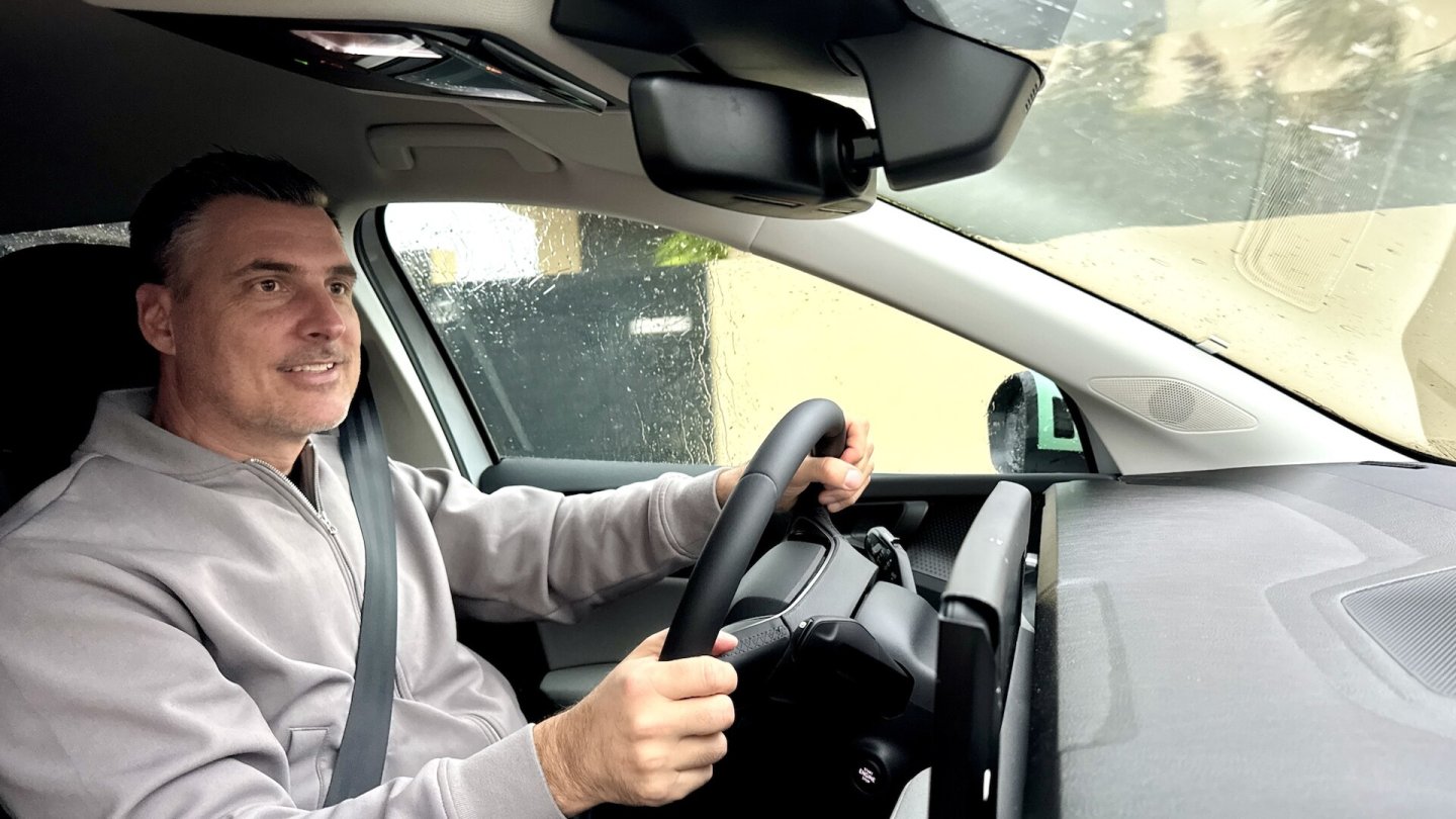 Der Federungskomfort gefällt mit hohem Komfort, auch ohne adaptive Dämpfer.