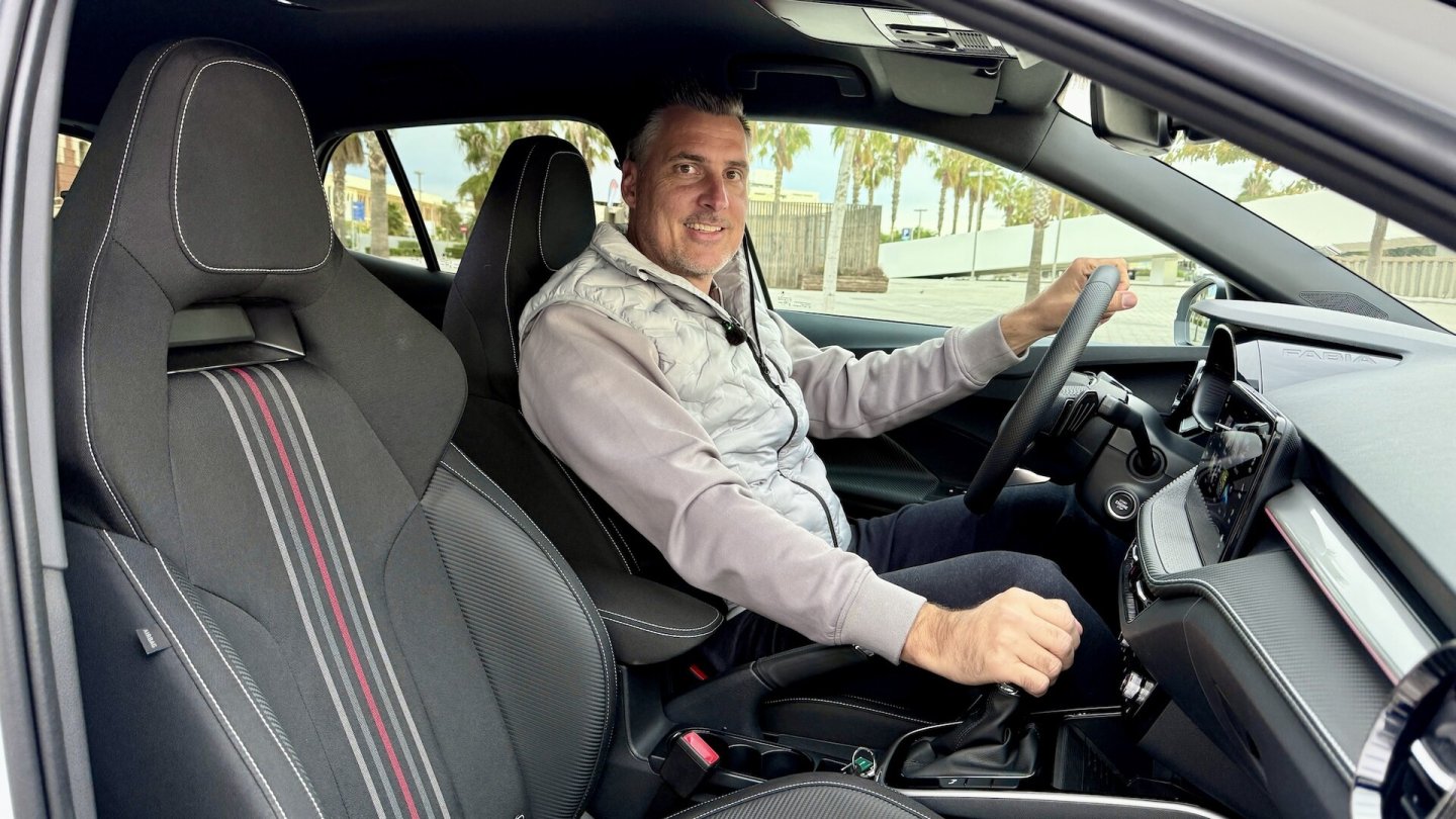 Die haltstarken Sportsitze mit ihren griffen Stoffbezügen sind bekannt.