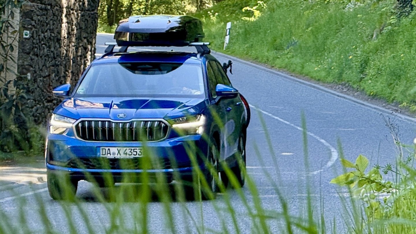 Vor Fahrtantritt sollte man sich über Verkehrsregeln, Maut und Tempolimits im Ausland informieren. Vor Fahrtantritt sollte man sich über Verkehrsregeln, Maut und Tempolimits im Ausland informieren.