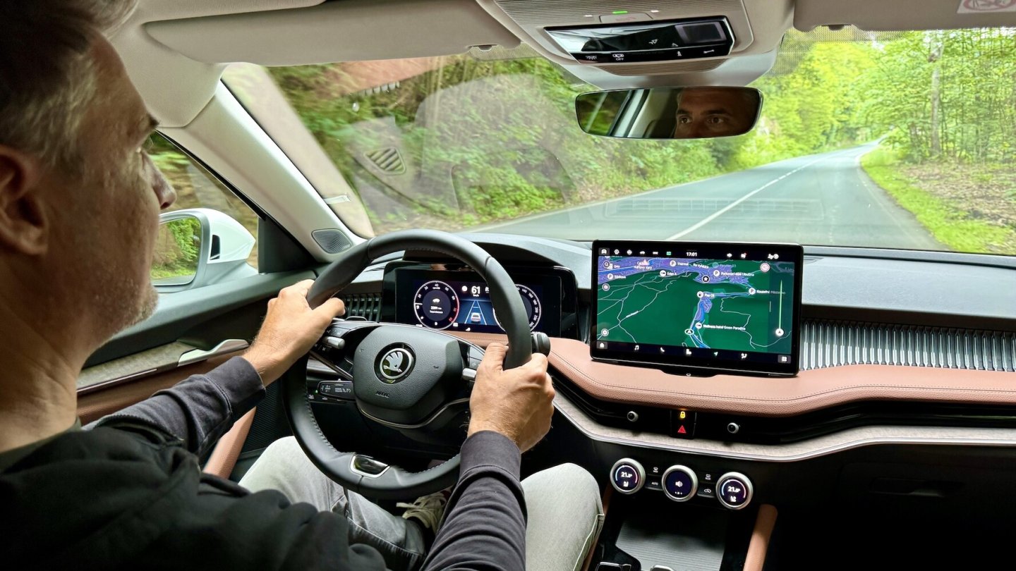 Fahrkomfort auf hohem Niveau: Unterwegs im neuen Skoda Superb. Fahrkomfort auf hohem Niveau: Unterwegs im neuen Skoda Superb.