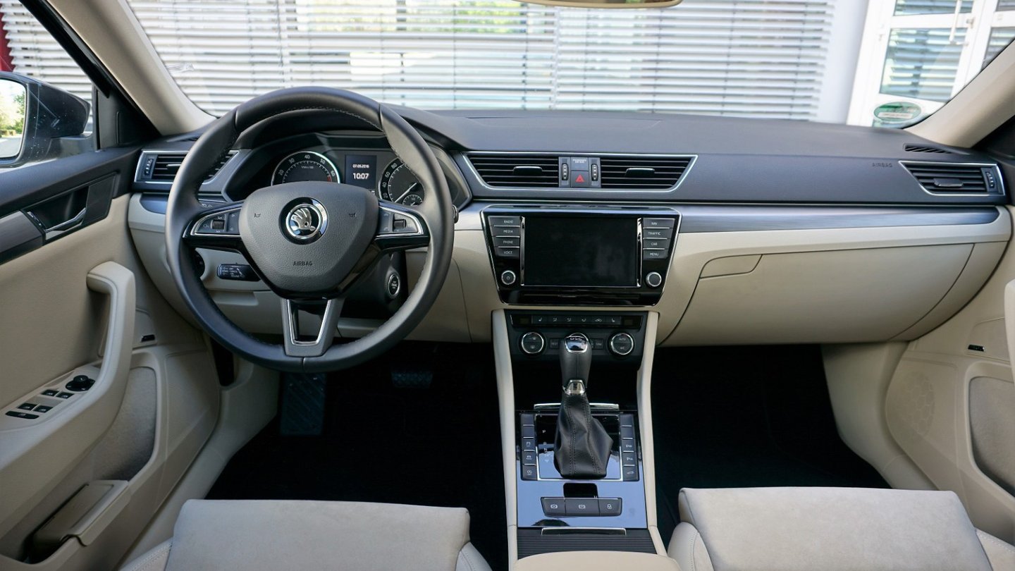 Unaufgeregtes Cockpit im Skoda Superb. Der Fahrmodus-Schalter ist links vom Wählhebel. Unaufgeregtes Cockpit im Skoda Superb. Der Fahrmodus-Schalter ist links vom Wählhebel.