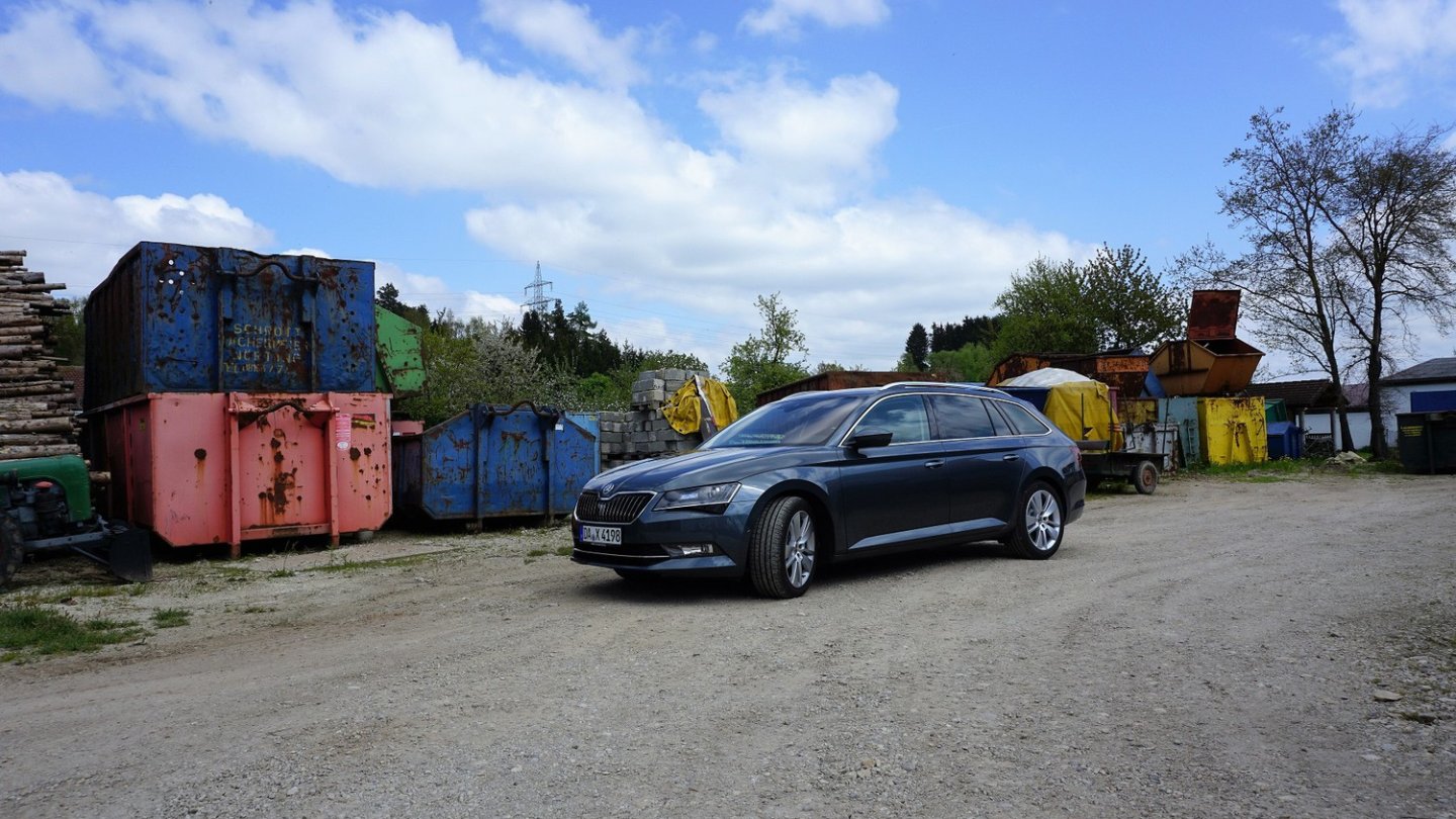 Lademeister unter sich: Der Skoda Superb Combi posiert mit Frachtcontainern. Lademeister unter sich: Der Skoda Superb Combi posiert mit Frachtcontainern.