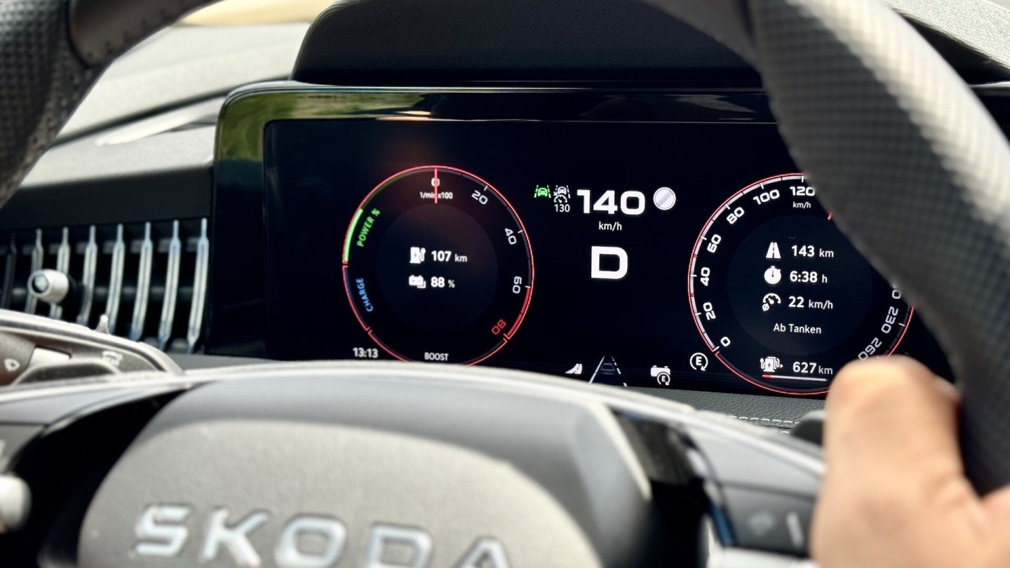 Bis zu 140 km/h kann der Skoda Superb iV rein elektrisch fahren. Bis zu 140 km/h kann der Skoda Superb iV rein elektrisch fahren.
