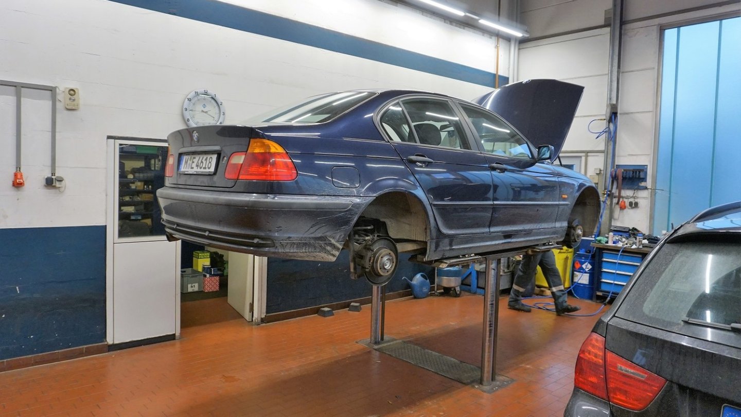 Der Reifenwechsel in der Werkstatt ist natürlich bequemer als die Arbeit mit dem Wagenheber. Aber auch teurer. Der Reifenwechsel in der Werkstatt ist natürlich bequemer als die Arbeit mit dem Wagenheber. Aber auch teurer.