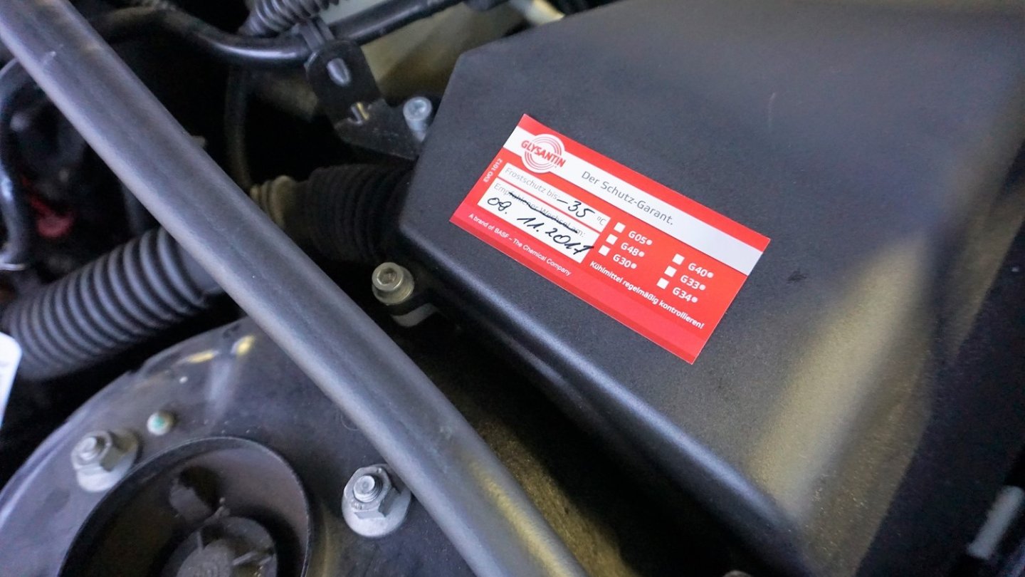 Das Kühlmittel des Motors sollte stets kontrolliert werden. Das Kühlmittel des Motors sollte stets kontrolliert werden.