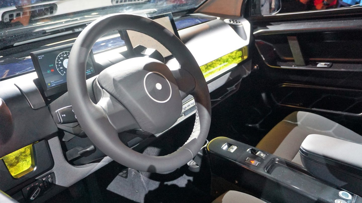 Ja, das ist Moos im Cockpit. Als natürlicher Luftfilter. Ja, das ist Moos im Cockpit. Als natürlicher Luftfilter.