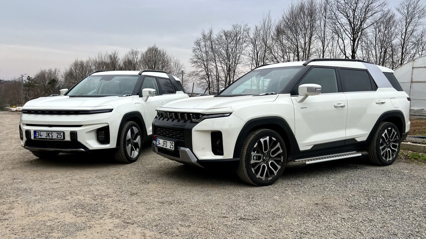 Der neue Torres EVX, hier links im Bild, unterscheidet sich optisch vom Benziner-Bruder. Der neue Torres EVX, hier links im Bild, unterscheidet sich optisch vom Benziner-Bruder.