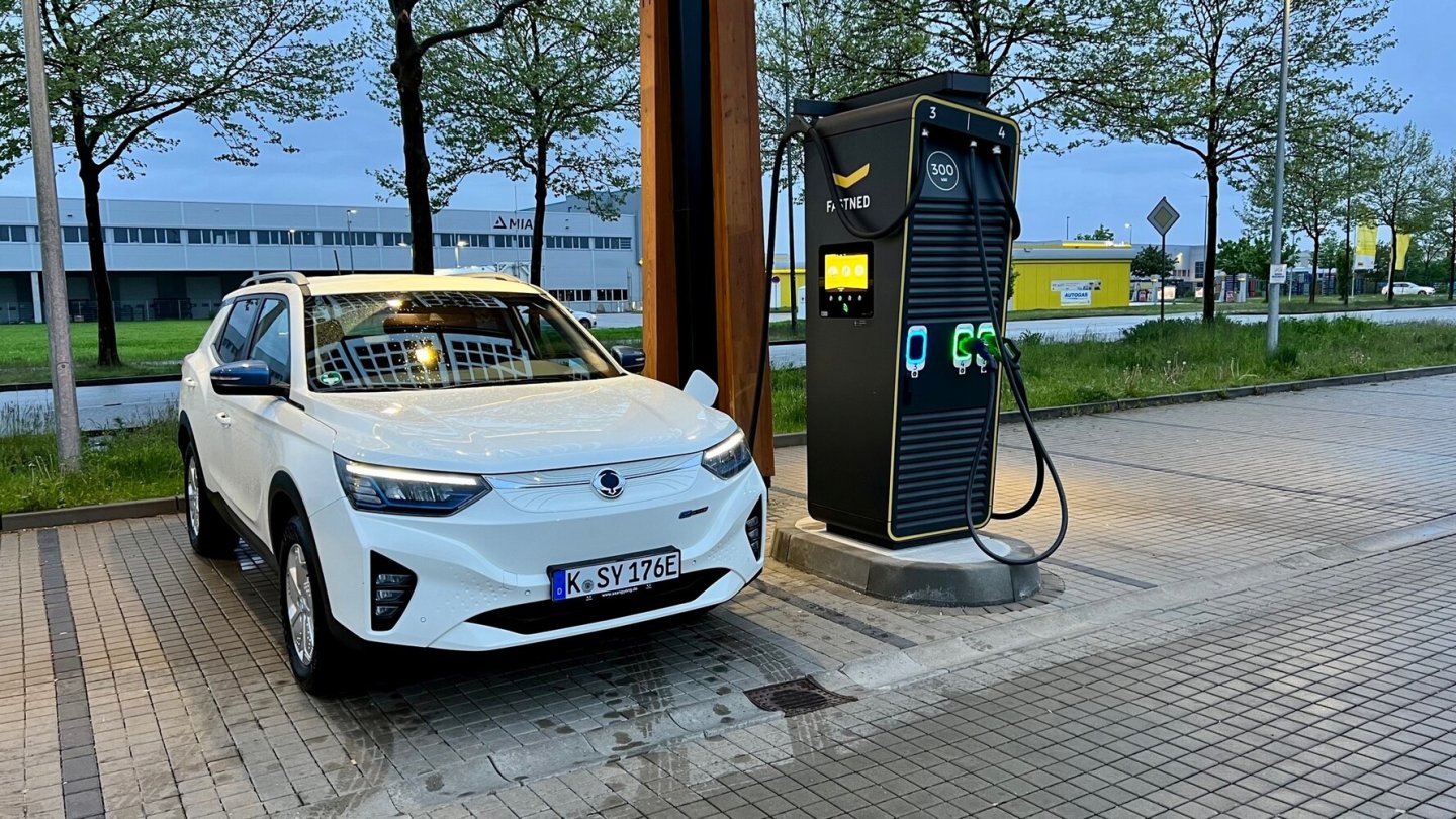 Maximal 75 kW waren am Schnelllader machbar, die hält der Korano aber relativ lang. Maximal 75 kW waren am Schnelllader machbar, die hält der Korano aber relativ lang.