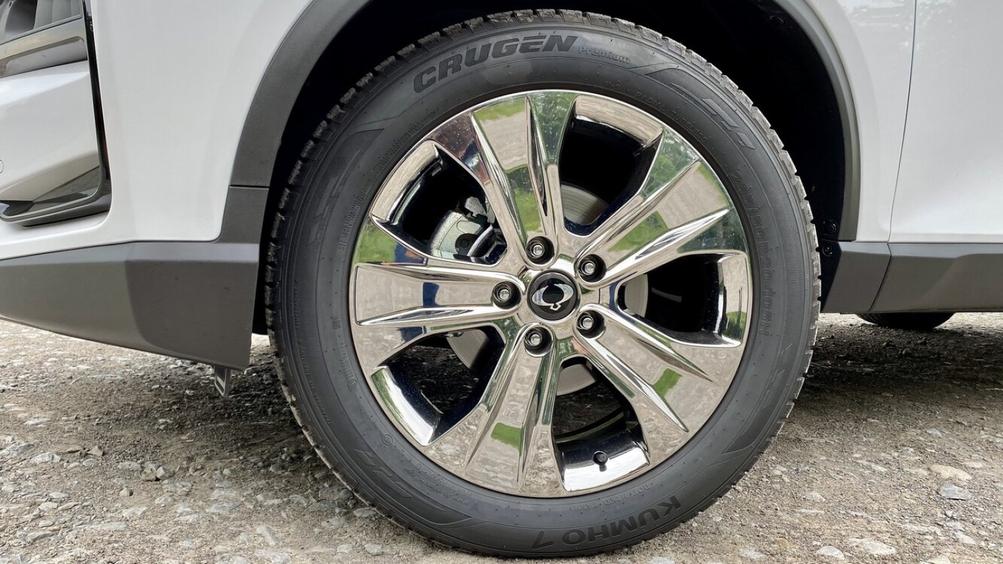 Glänzende 20-Zoll-Felgen kosten Aufpreis. Glänzende 20-Zoll-Felgen kosten Aufpreis.