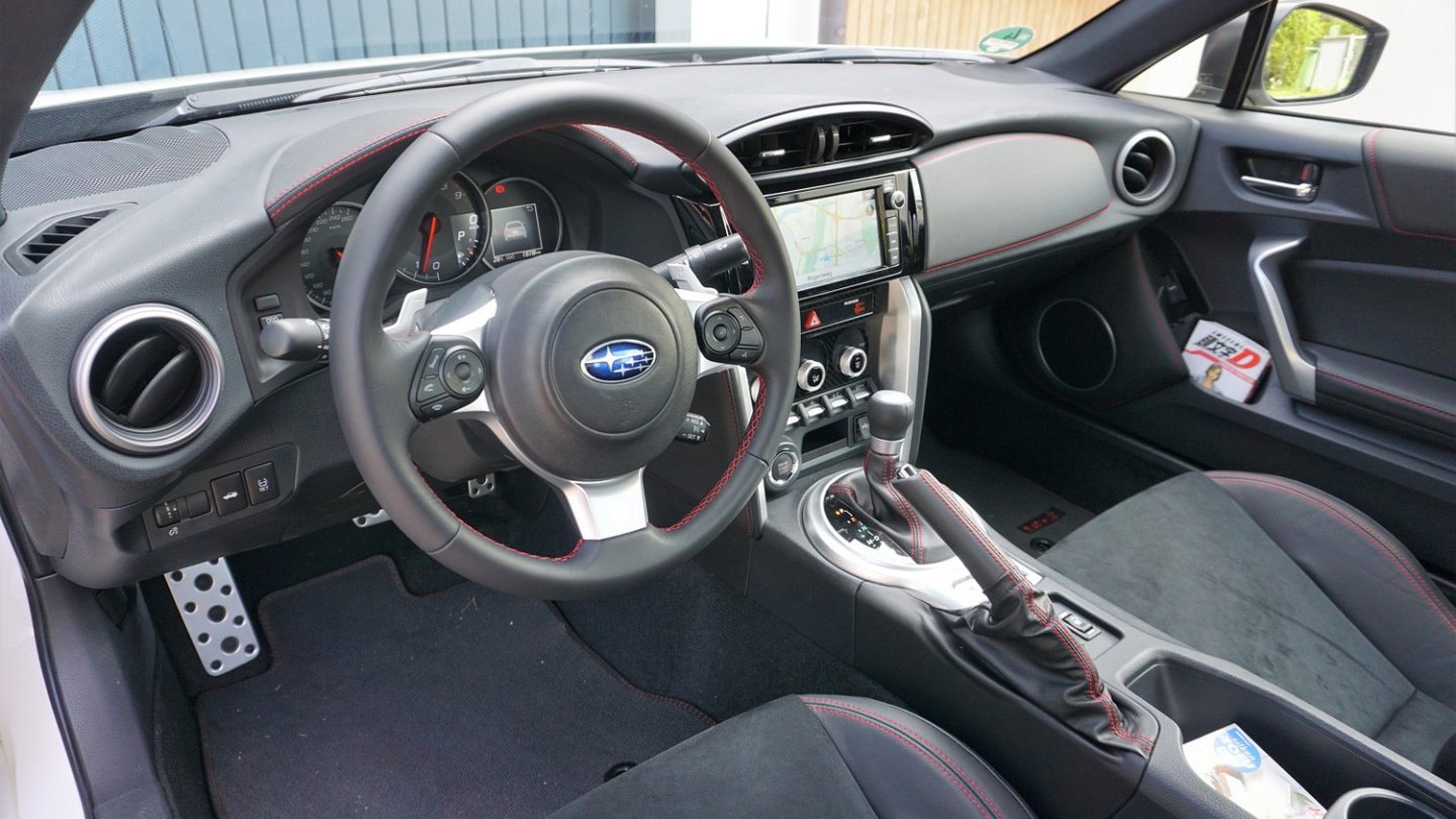 Statt Fernsehappart. Der BRZ-Fahrer hat abends öfter mal dieses Cockpit vor Augen, wenn er Kurven jagt. Statt Fernsehappart. Der BRZ-Fahrer hat abends öfter mal dieses Cockpit vor Augen, wenn er Kurven jagt.