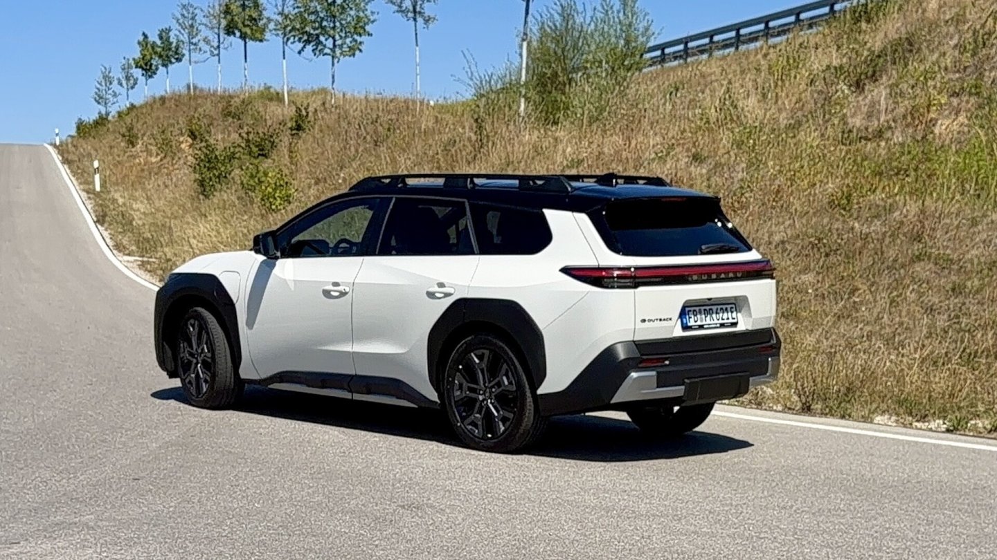 Die Fahrwerksabstimmung betont den komfotablen Charakter des großen Elektro-Kombis.