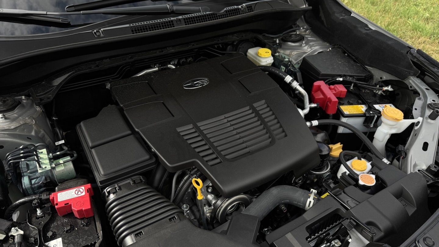 Der Zweiliter-Boxer leistet 136 PS, dazu kommen 12,3 kW Unterstützung aus dem Mildhybrid-System.