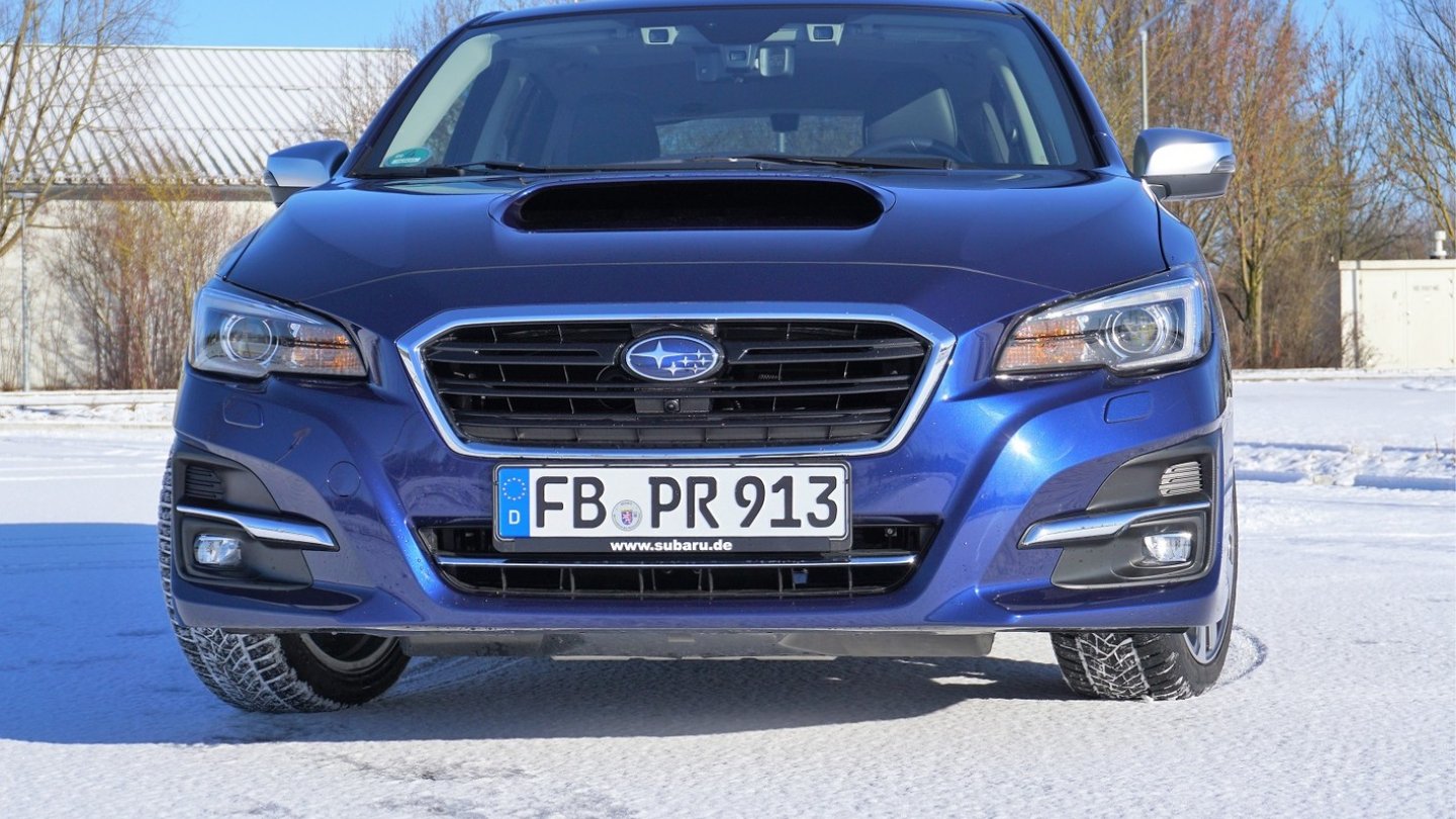 Die große Lufthutze dominiert die Frontansicht des Subaru Levorg. Die große Lufthutze dominiert die Frontansicht des Subaru Levorg.