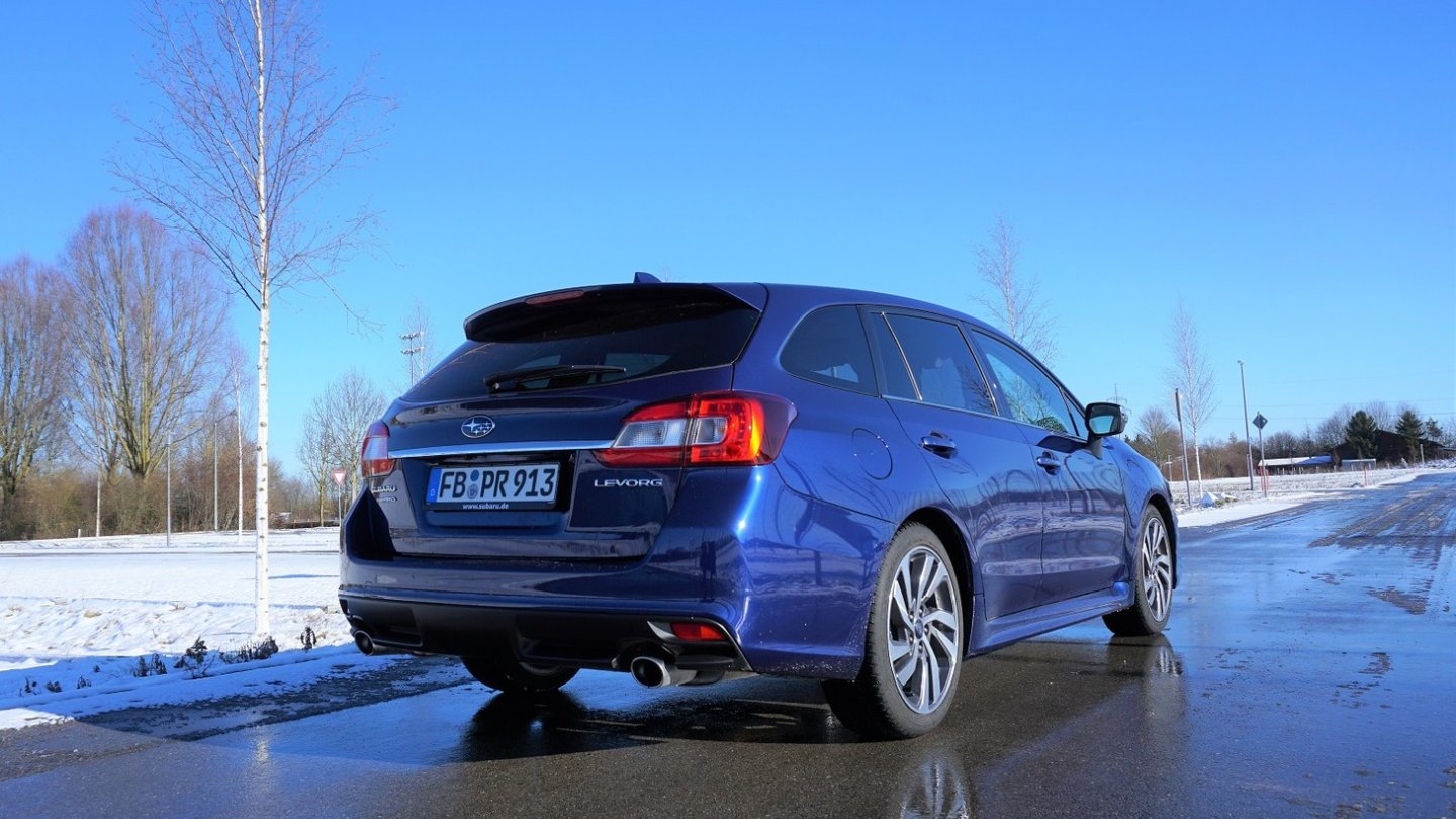 Zwei Endrohre zieren die Heckschürze des Subaru Levorg. Zwei Endrohre zieren die Heckschürze des Subaru Levorg.
