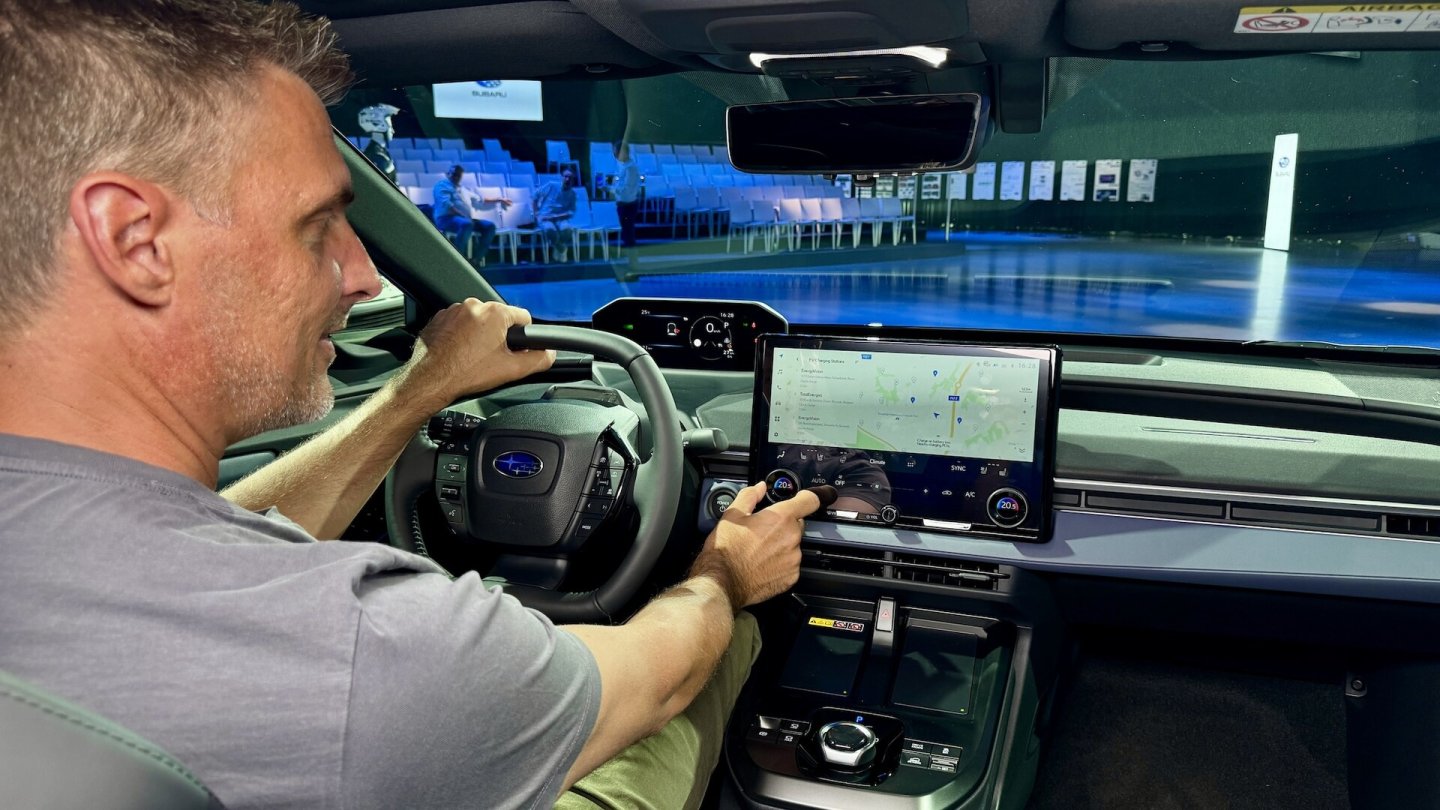Das 14 Zoll große Display im Cockpit umfasst auch physische Temperatur-Regler. Das 14 Zoll große Display im Cockpit umfasst auch physische Temperatur-Regler.