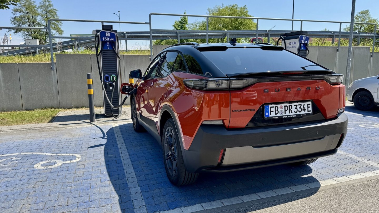 Die 150-kW-Säule reicht für den Subaru Uncharted aus, sofern man sie nicht teilen muss.