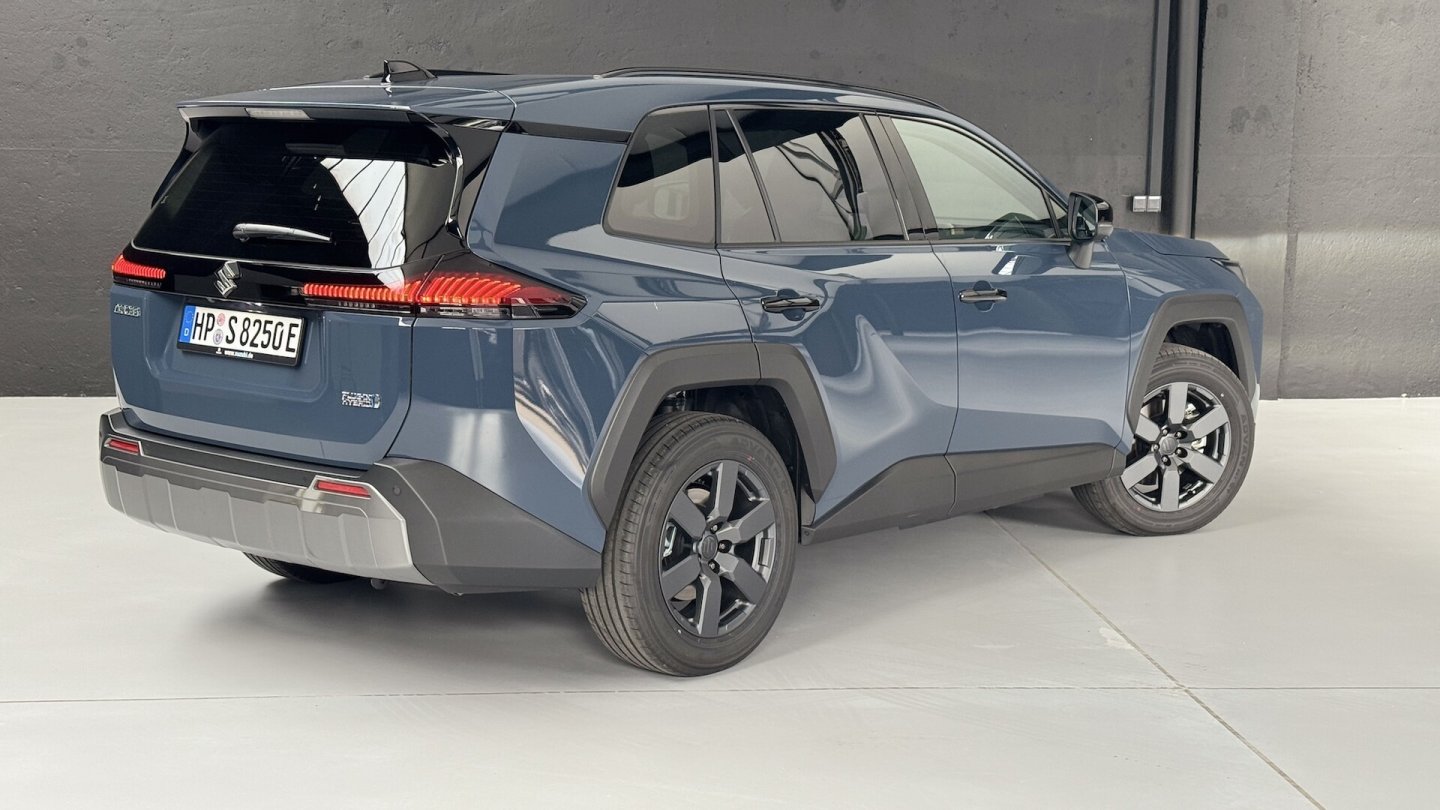 Die ersten Exemplare des neuen Suzuki Across stehen jetzt bei den Händlern der Marke.