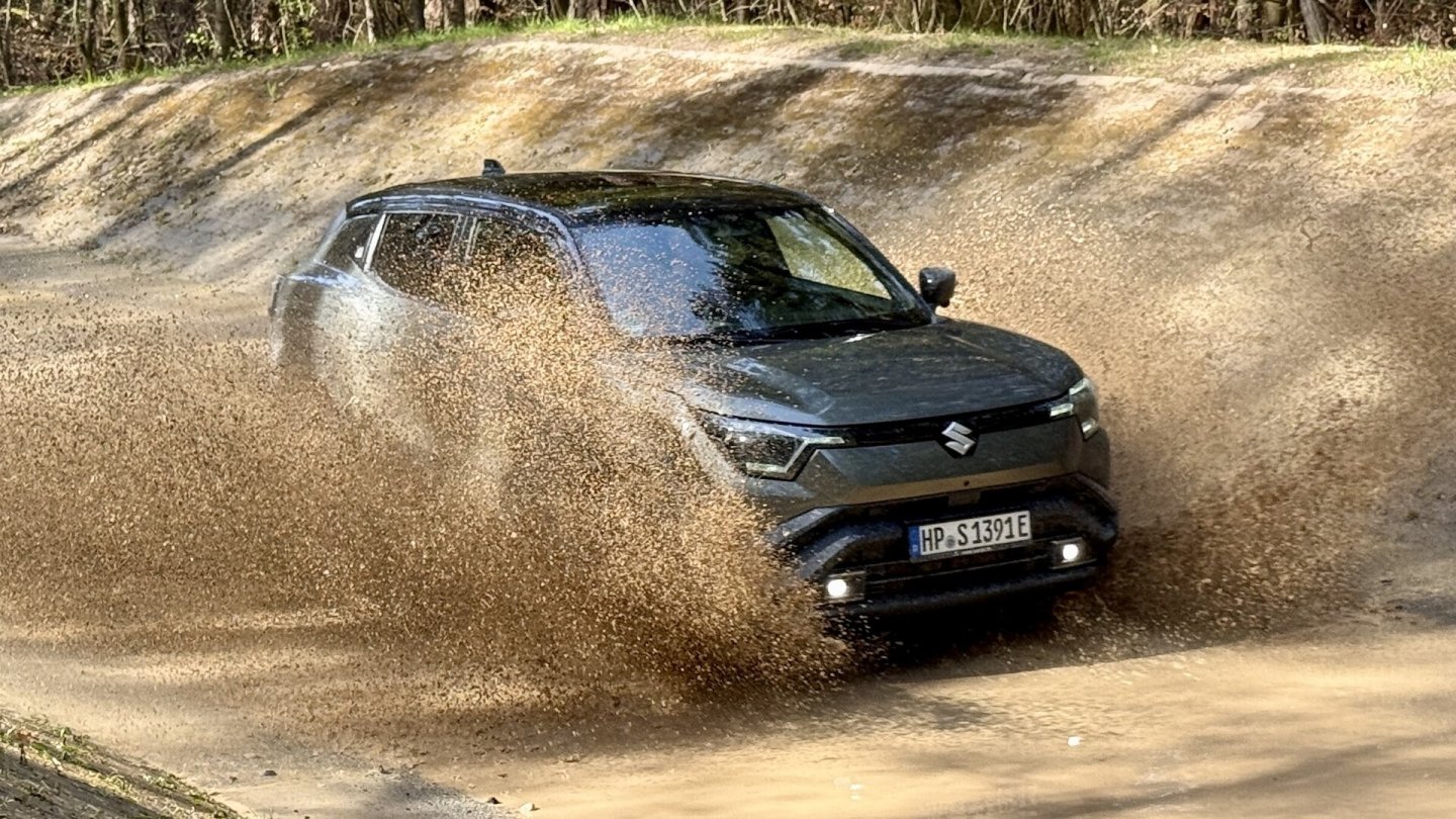 Das SUV wurde auch ein bisschen schmutzig... Das SUV wurde auch ein bisschen schmutzig...