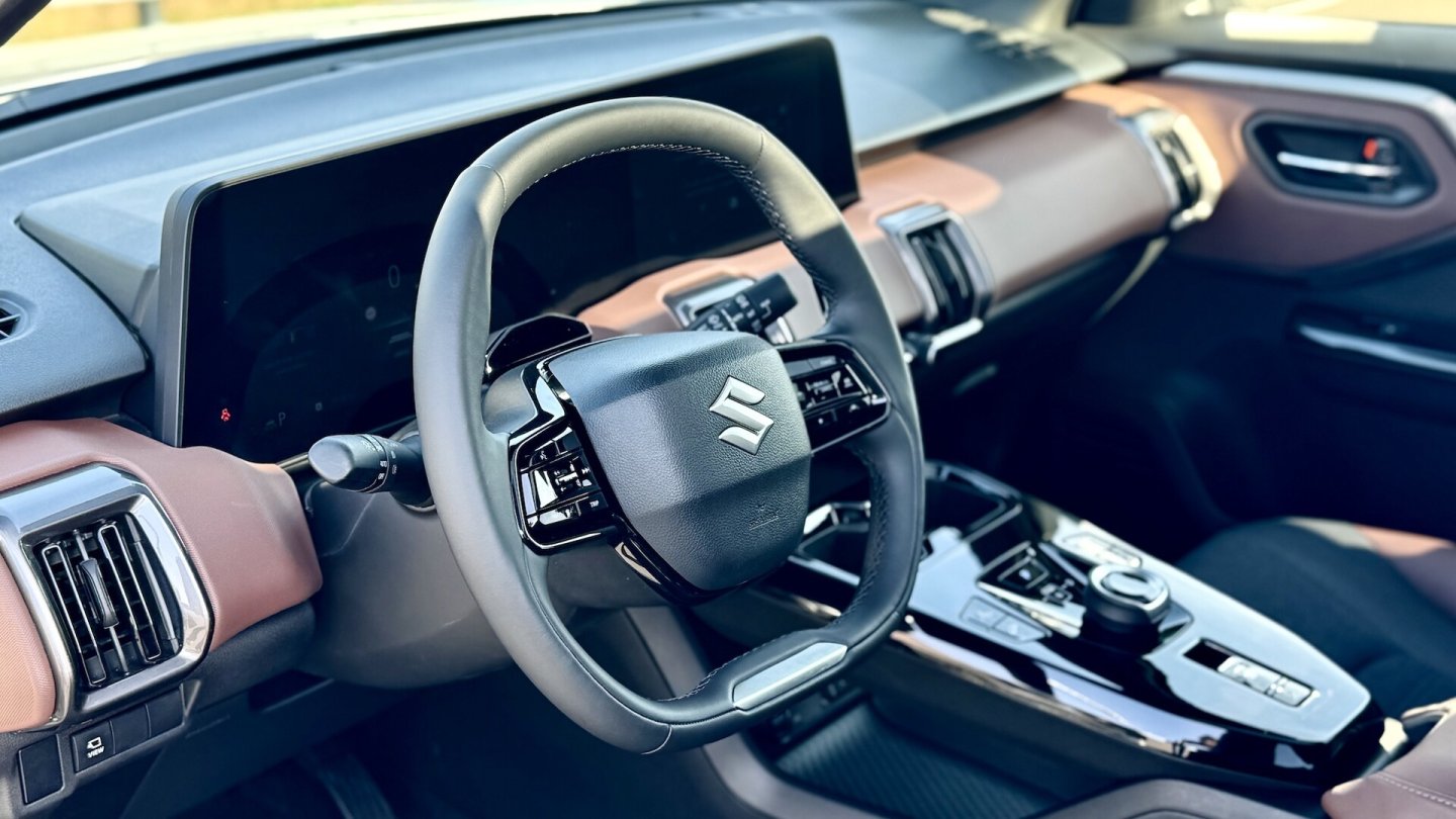 Gut sortiertes Cockpit mit teilweise einfachen Materialien, zumindest im Vorserienauto. Gut sortiertes Cockpit mit teilweise einfachen Materialien, zumindest im Vorserienauto.