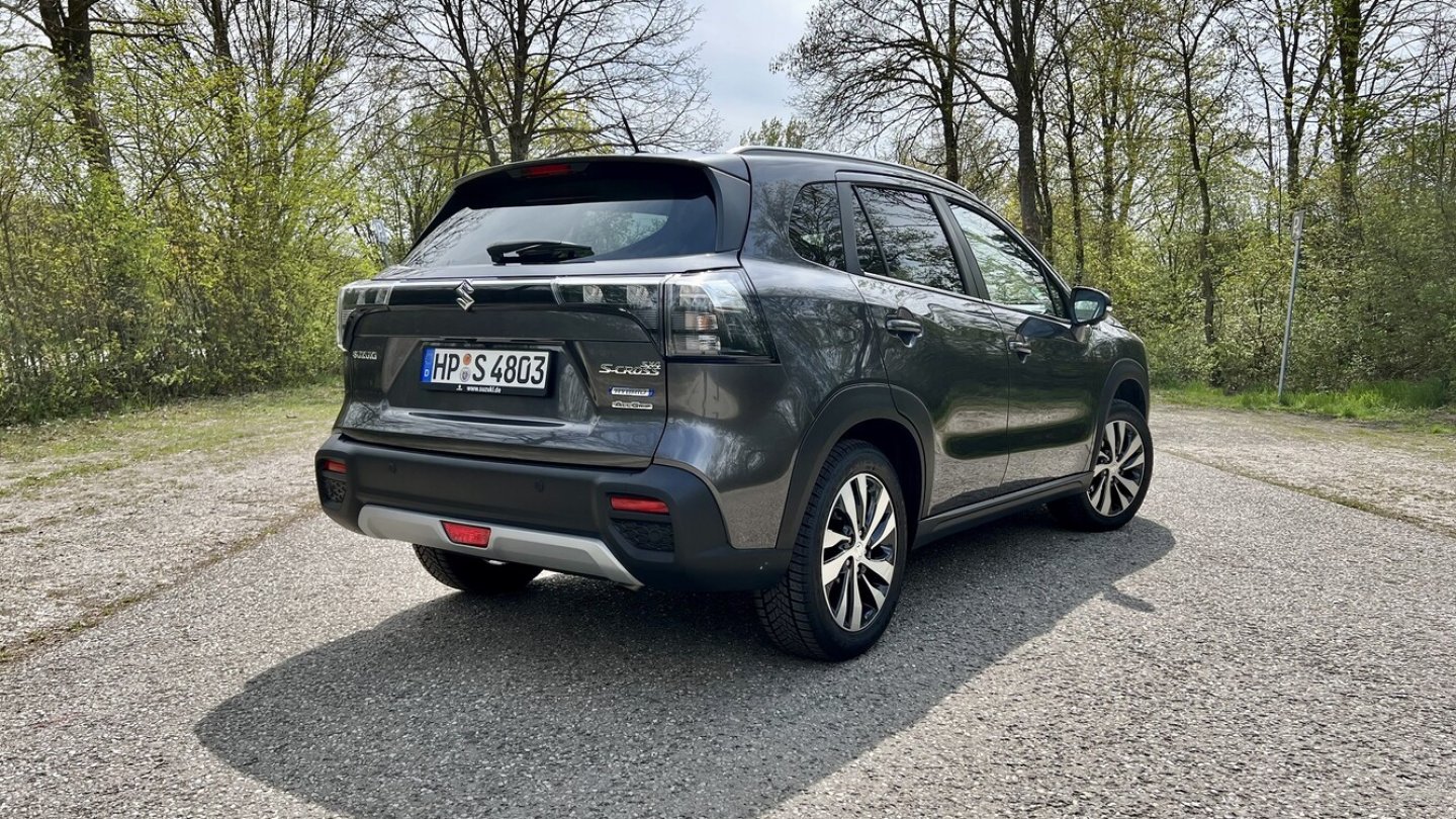 Mehr Kanten als bisher zeigt der Suzuki S-Cross auch am Heck. Mehr Kanten als bisher zeigt der Suzuki S-Cross auch am Heck.