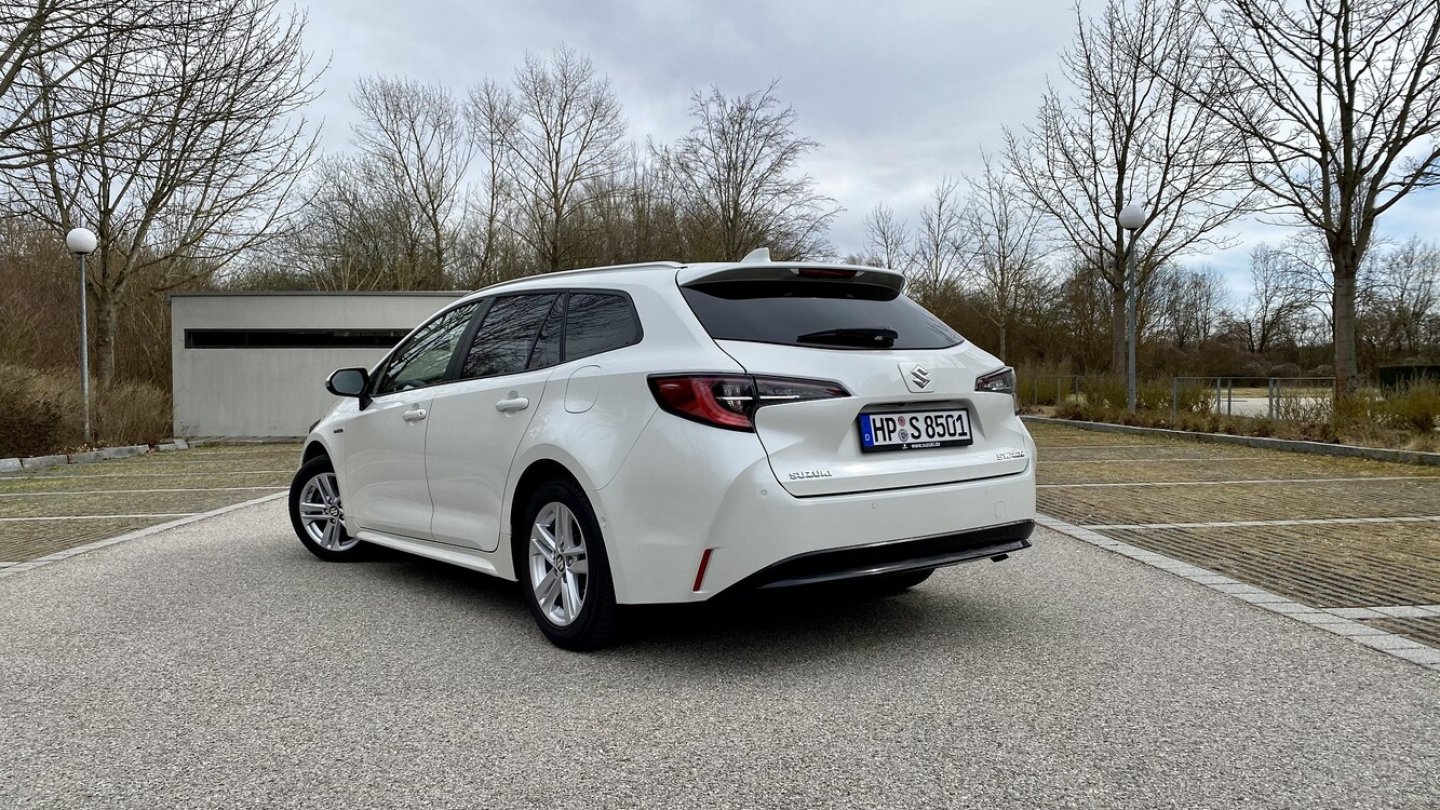 Einzige Option für den Suzuki Swace ist eine Metalliclackierung. Einzige Option für den Suzuki Swace ist eine Metalliclackierung.