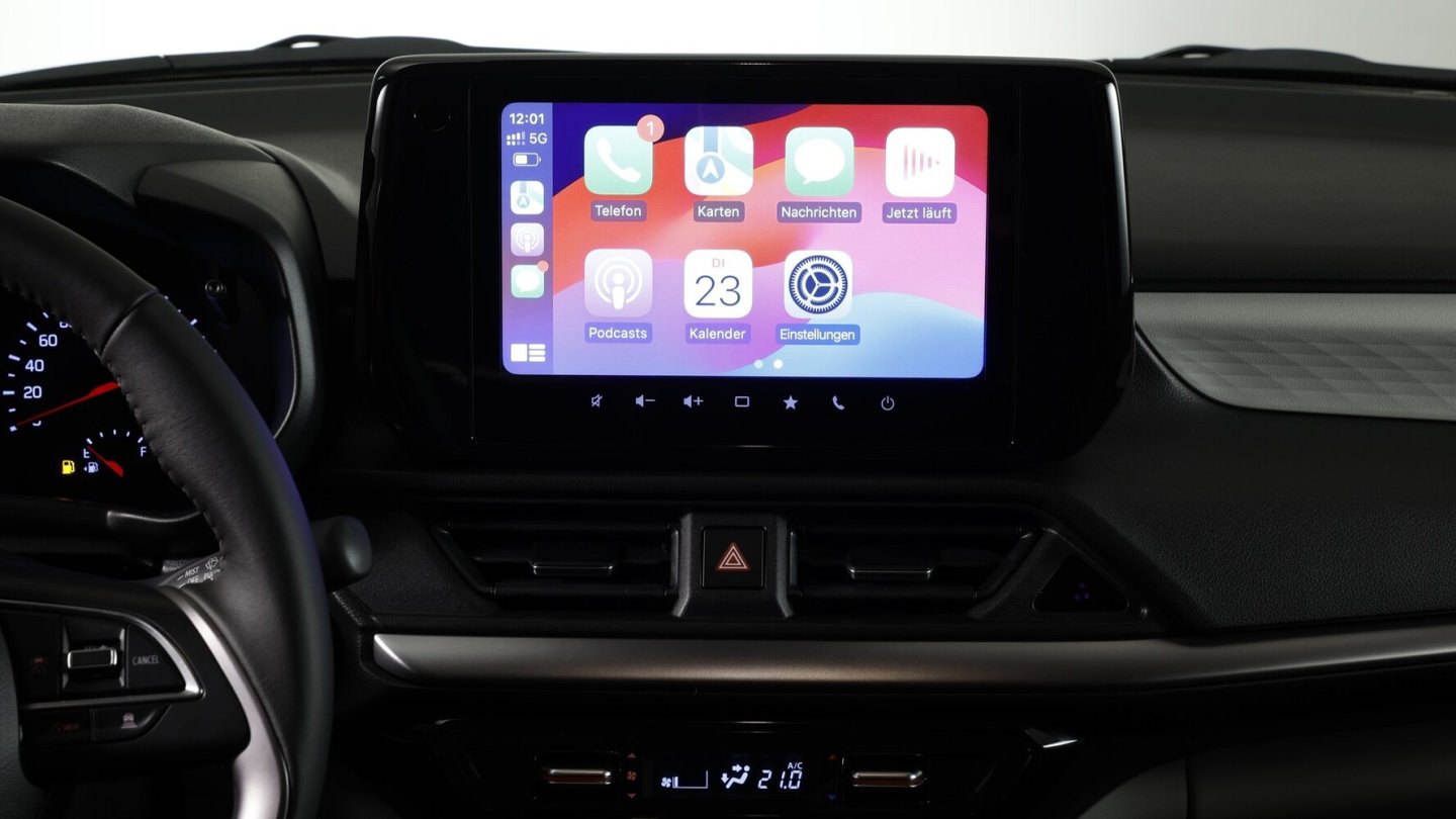Apple CarPlay und Android Auto lassen ich kabellos nutzen.