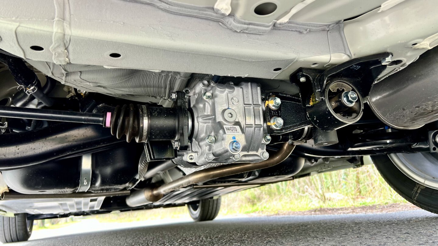 Unter dem Heck gibt sich der Allrad-Swift zu erkennen. Suzuki nennt ihn Allgrip. Unter dem Heck gibt sich der Allrad-Swift zu erkennen. Suzuki nennt ihn Allgrip.