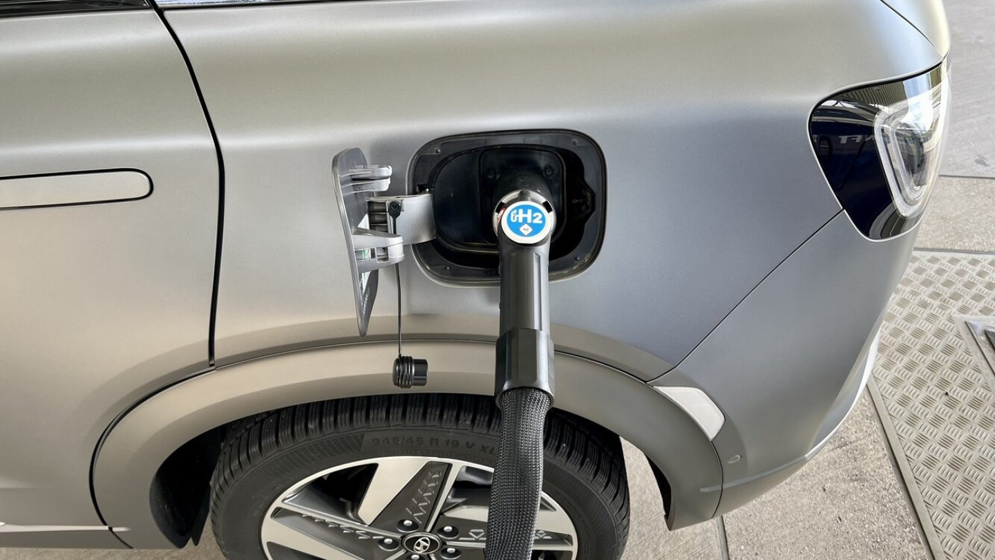 TotalEnergies will sich künftig verstärkt auf die Elektromobilität mit Strom und Waserstoff konzentieren. TotalEnergies will sich künftig verstärkt auf die Elektromobilität mit Strom und Waserstoff konzentieren.