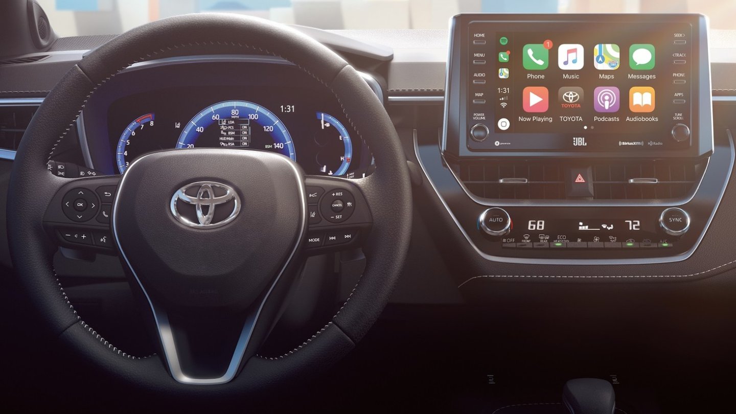 Der Auris-Bruder Toyota Corolla zeigt ein Cockpit mit freistehendem Display. Der Auris-Bruder Toyota Corolla zeigt ein Cockpit mit freistehendem Display.