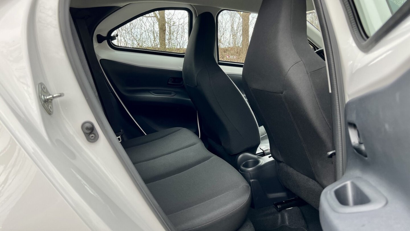 Große Menschen kommen im Fond des Aygo X kaum unter. Große Menschen kommen im Fond des Aygo X kaum unter.