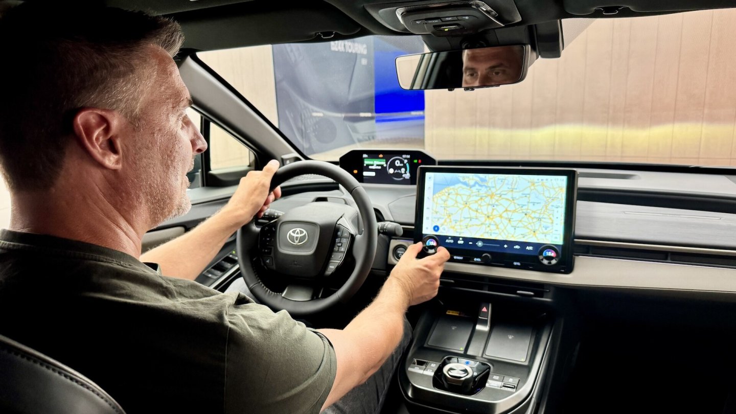 Neben dem Touchscreen-Display gibt es auch physische Bedienelemente.