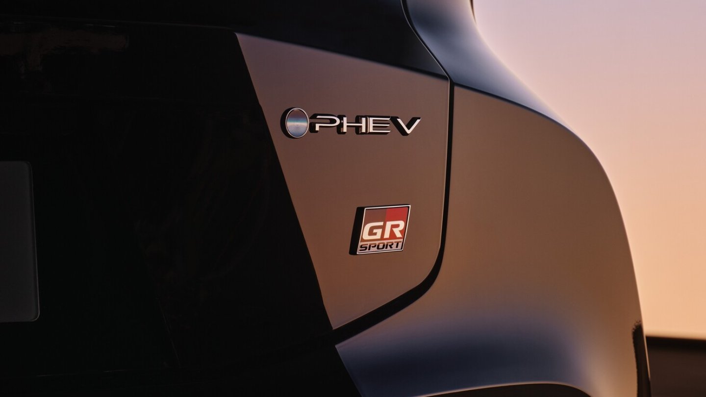 Erstmals gibt es den Toyota C-HR auch als Plug-in Hybrid. Erstmals gibt es den Toyota C-HR auch als Plug-in Hybrid.