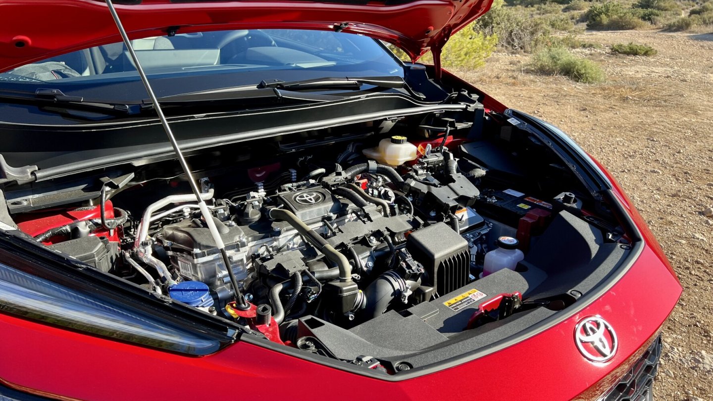 Der Benziner mit 1,8 Litern Hubraum leistet 72 kW / 98 PS, der Elektromotor bringt es auf 70 kW. Der Benziner mit 1,8 Litern Hubraum leistet 72 kW / 98 PS, der Elektromotor bringt es auf 70 kW.