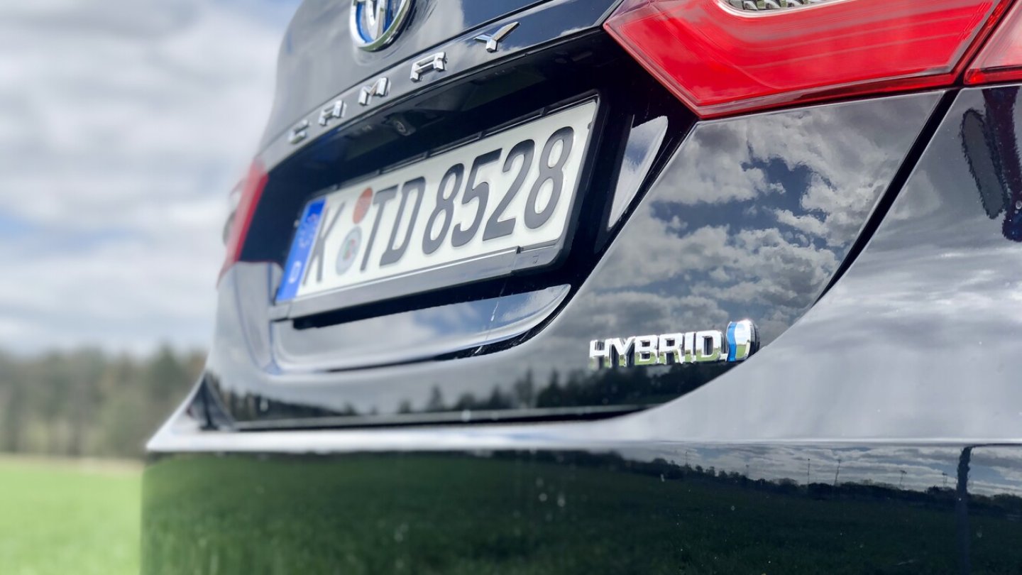 Bei uns gibt es den Camry nur als Hybrid. Bei uns gibt es den Camry nur als Hybrid.