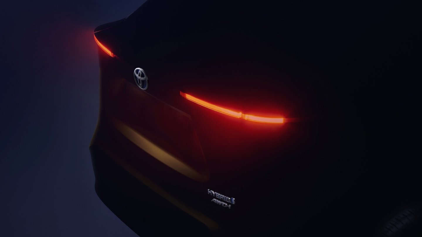 Ein erster Blick auf die Heckpartie des neuen Toyota-SUV. Ein erster Blick auf die Heckpartie des neuen Toyota-SUV.