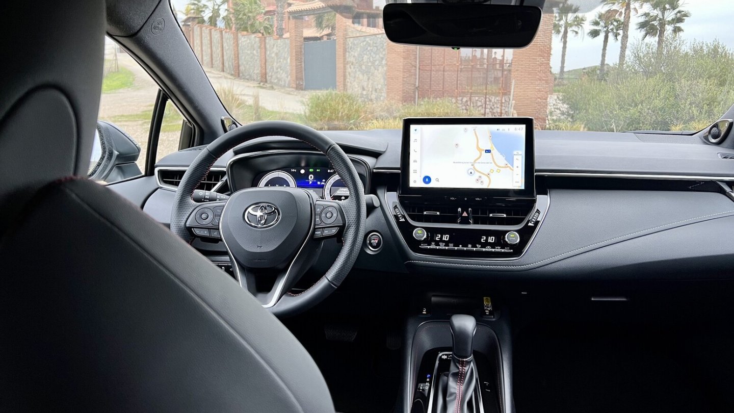 Digitale Instrumente und das 10,5 Zoll große Infotainment-Display sind neu im Corolla. Digitale Instrumente und das 10,5 Zoll große Infotainment-Display sind neu im Corolla.