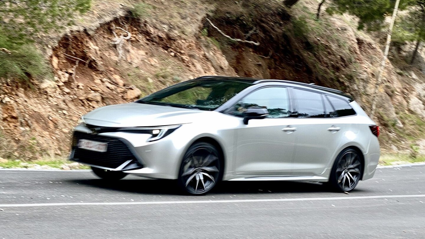 Kurvenräubern ist noch immer nicht die Paradedisziplin des Corolla, macht aber mehr Spaß als vorher. Kurvenräubern ist noch immer nicht die Paradedisziplin des Corolla, macht aber mehr Spaß als vorher.