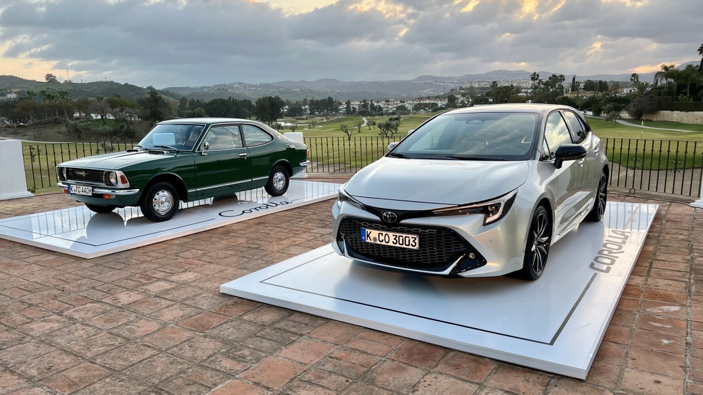 Corolla im Wandel der Zeit. Links ein Modell aus 1974. Corolla im Wandel der Zeit. Links ein Modell aus 1974.