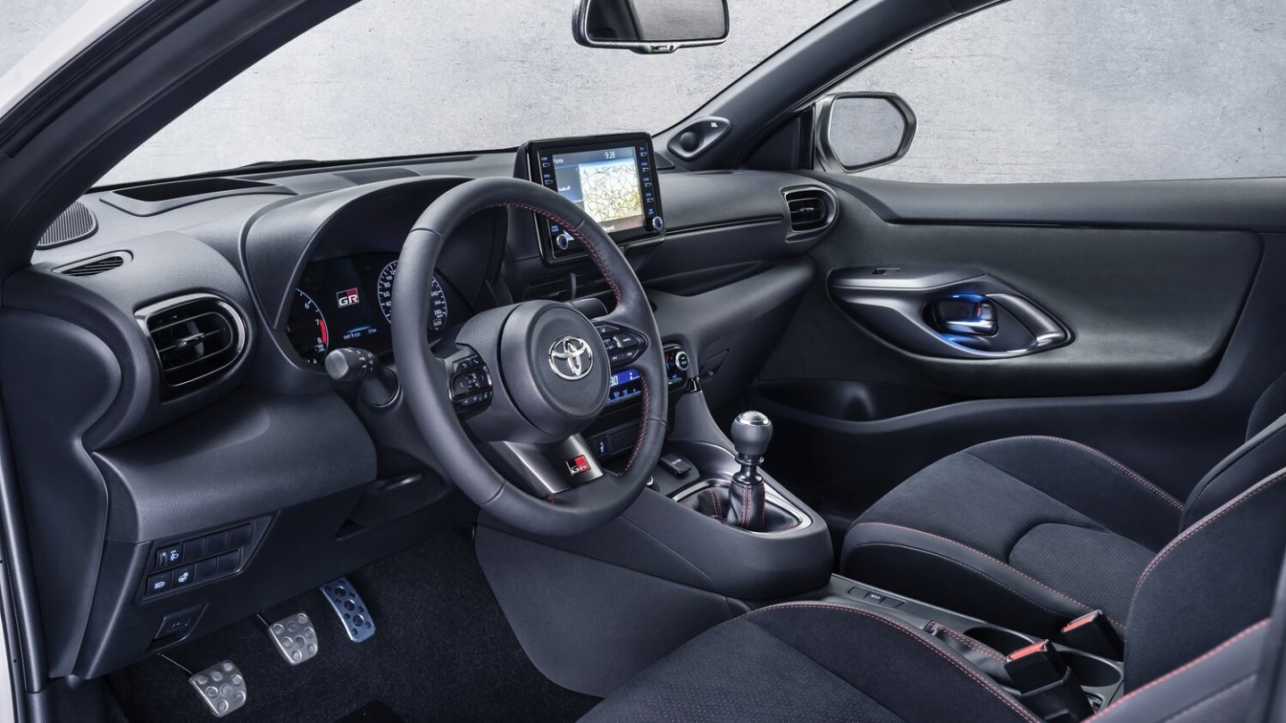 Innen ganz artig, mit großem Infotainment-Display. Innen ganz artig, mit großem Infotainment-Display.