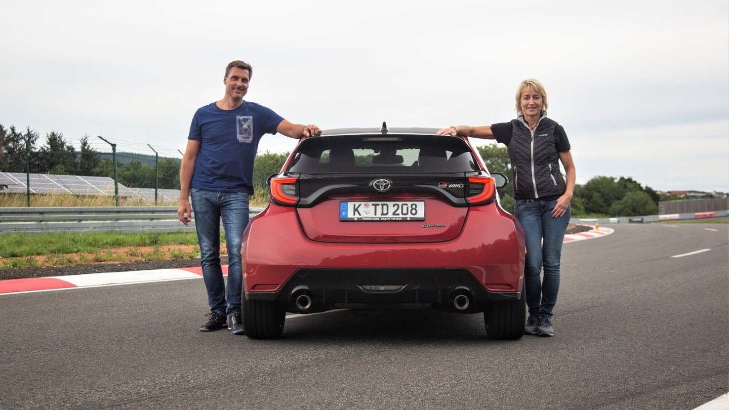 Der GR Yaris macht sich breit: Auch die Hinterräder werden angetrieben. Der GR Yaris macht sich breit: Auch die Hinterräder werden angetrieben.