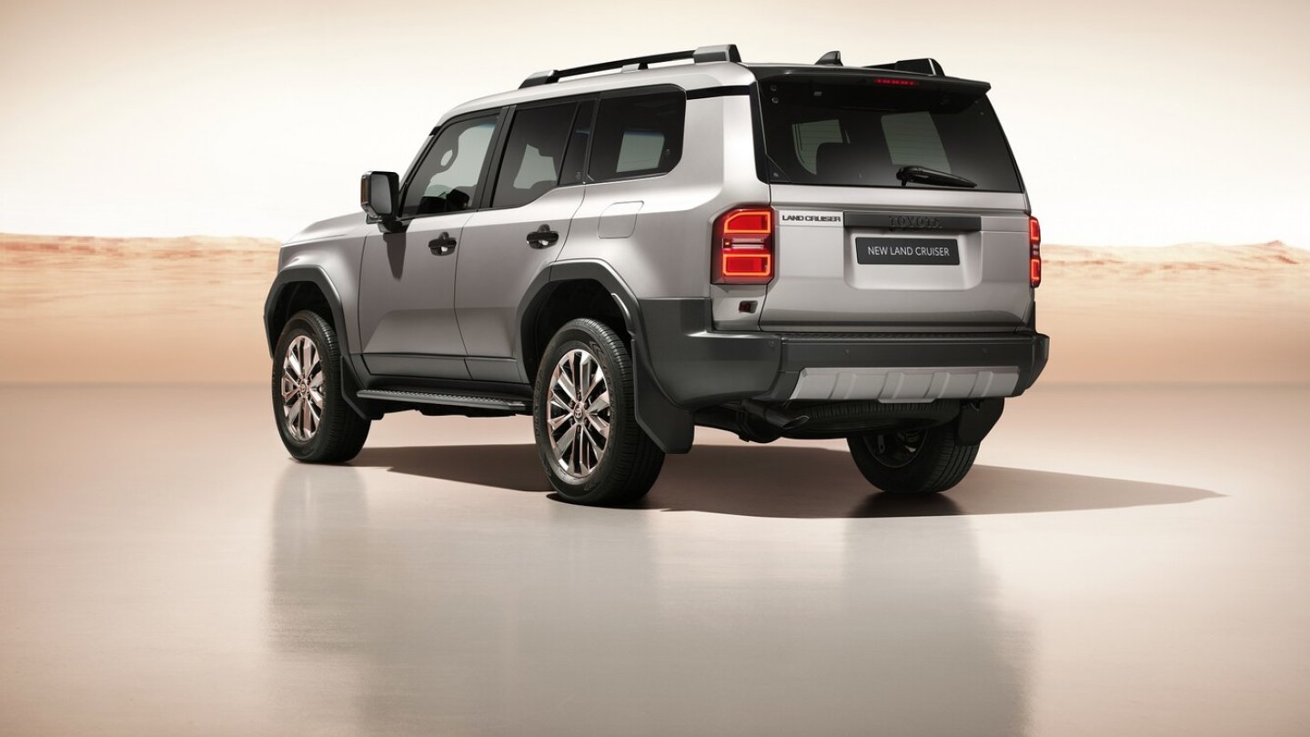 Gerade Linien und ein steiles Heck bestimmen das Design des neuen Land Cruiser. Gerade Linien und ein steiles Heck bestimmen das Design des neuen Land Cruiser.