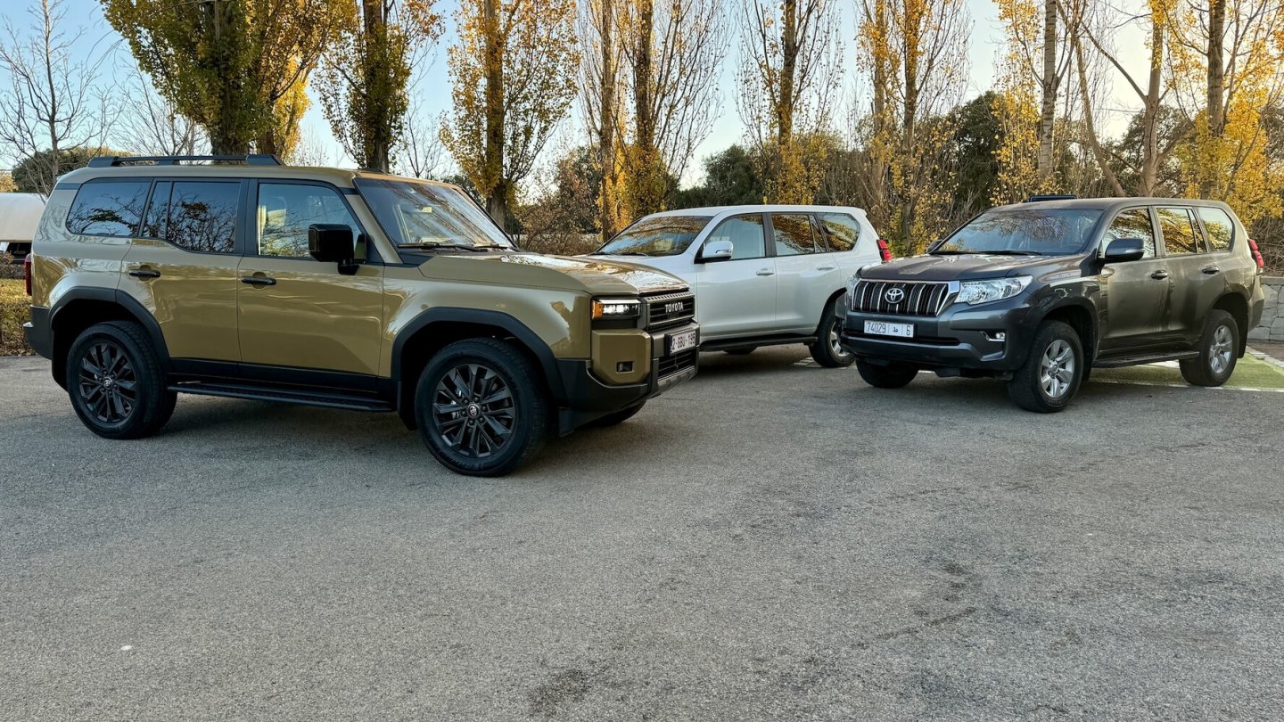 Der neue Toyota Land Cruiser mit dem leicht barocken Vorgänger. Der neue Toyota Land Cruiser mit dem leicht barocken Vorgänger.