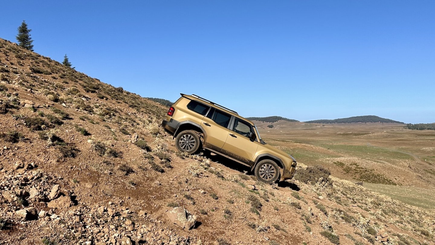 Klettern, wühlen, krabbeln: Der Land Cruiser macht alles mit. Klettern, wühlen, krabbeln: Der Land Cruiser macht alles mit.
