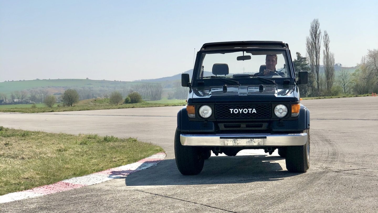 Ein offener LJ73 aus dem Jahr 1990. Es geht mit 90 PS voran! Ein offener LJ73 aus dem Jahr 1990. Es geht mit 90 PS voran!