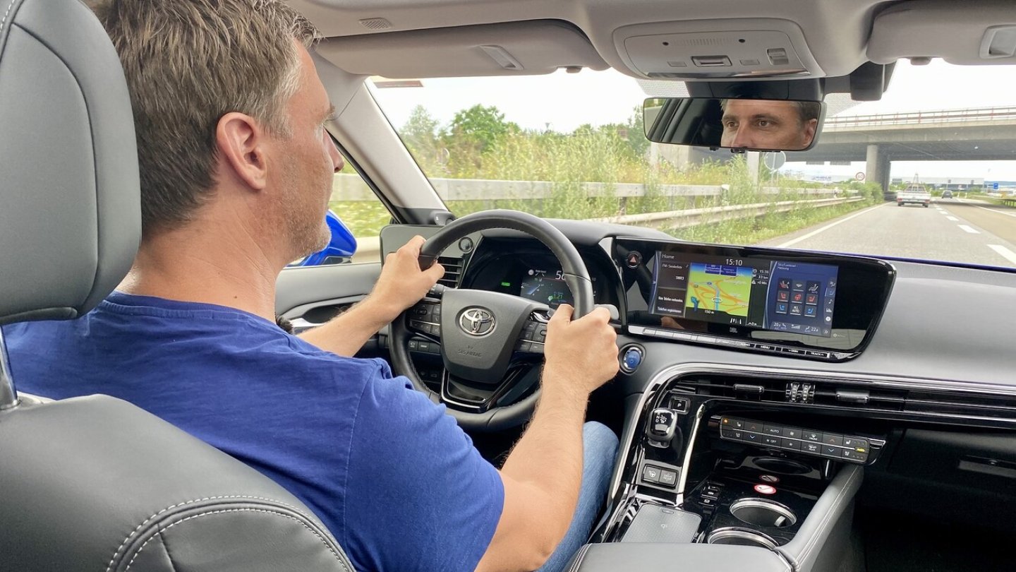Auf den ersten Testfahrten zeigte sich der Mirai von seiner entspannten Seite. Auf den ersten Testfahrten zeigte sich der Mirai von seiner entspannten Seite.