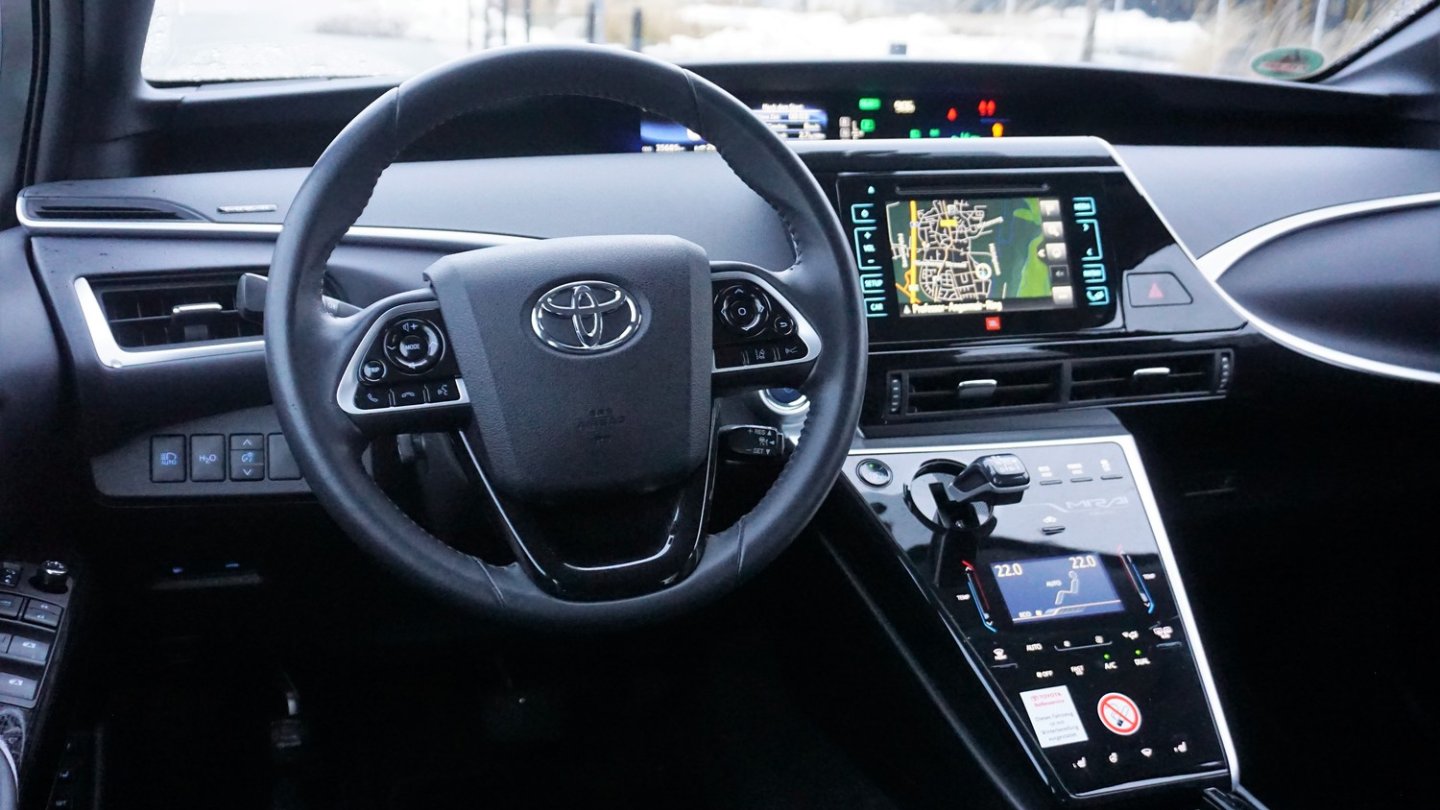 Seit 2014 futuristisch:das Cockpit des Toyota Mirai. Seit 2014 futuristisch:das Cockpit des Toyota Mirai.